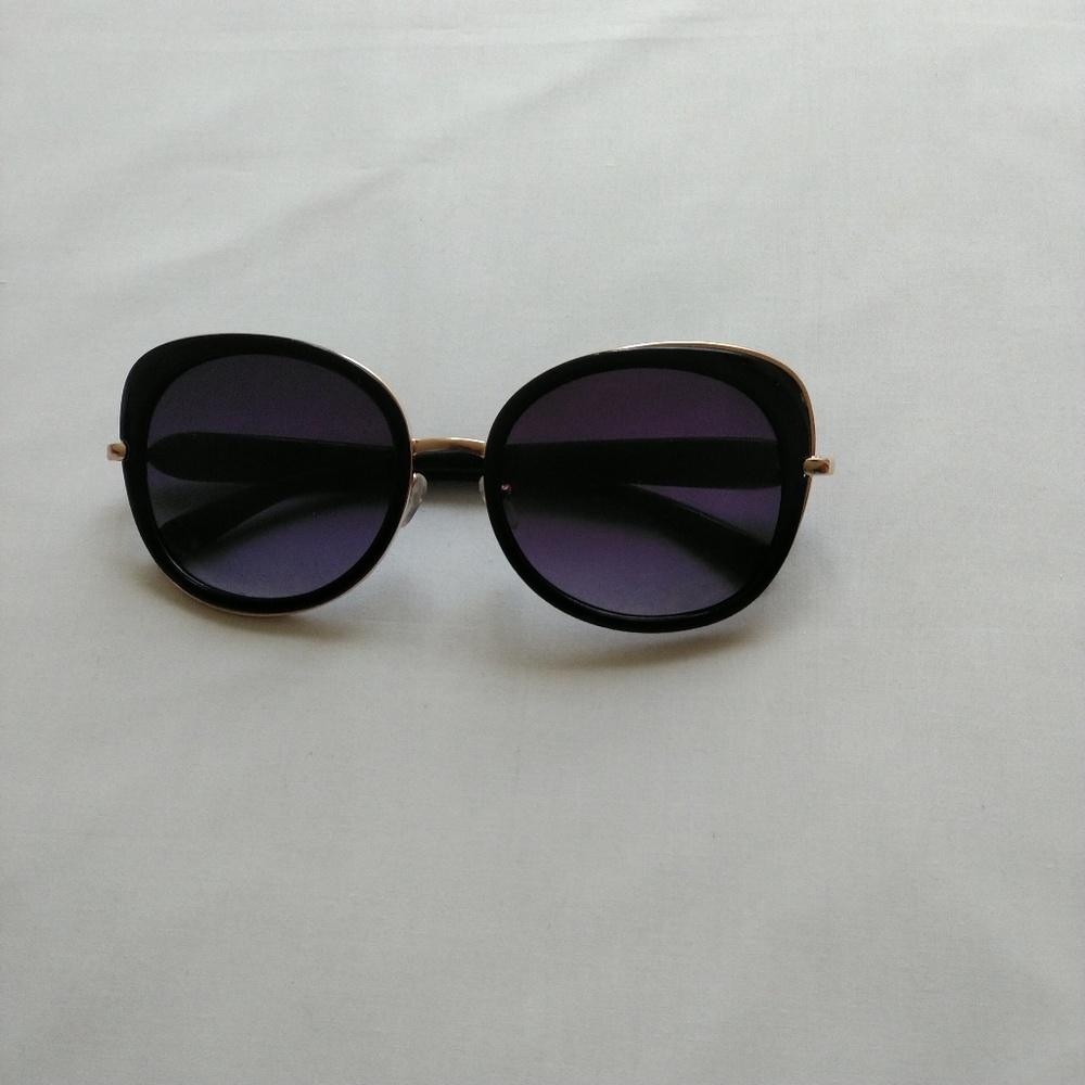 Nanette Lepore Sunglasses Oversized Bold Dark lens